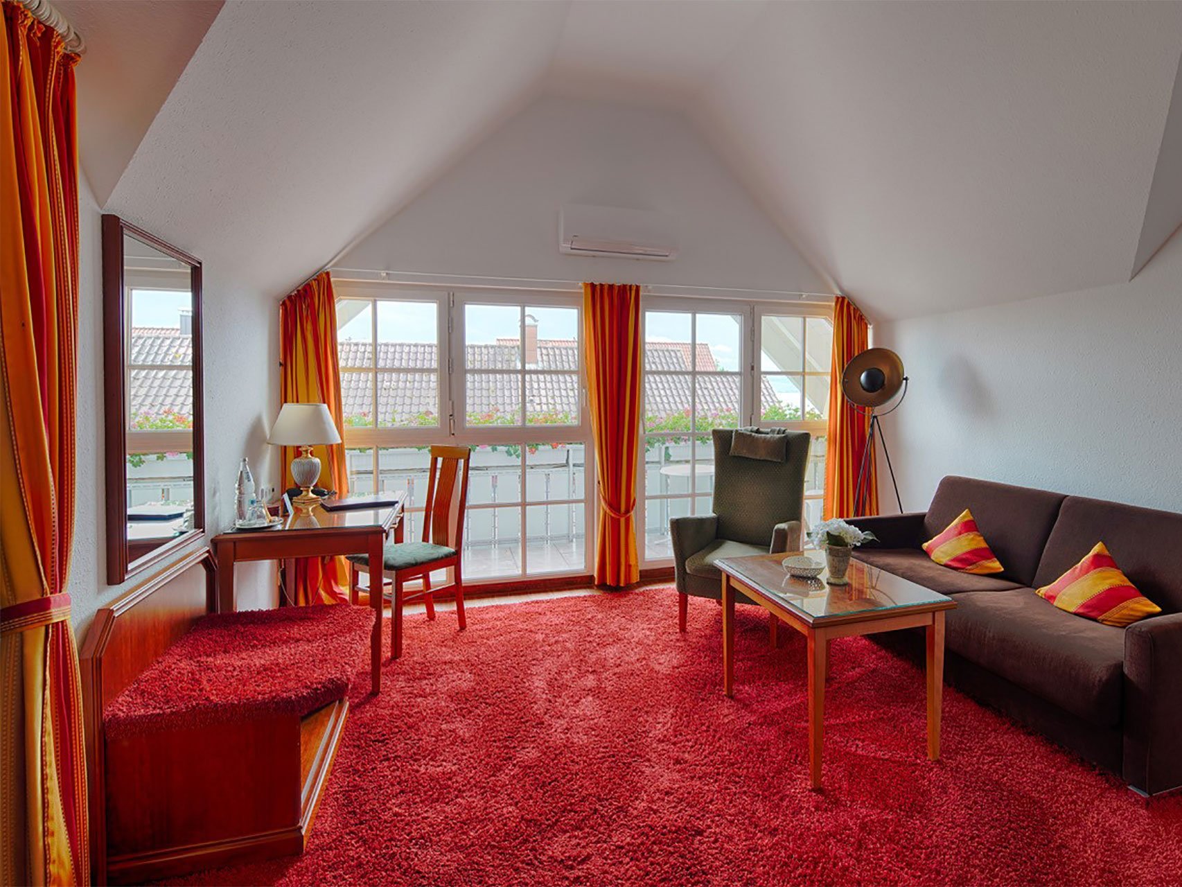 Junior-Suite mit seitlichem Seeblick des Hotels Seeperle am Bodensee.