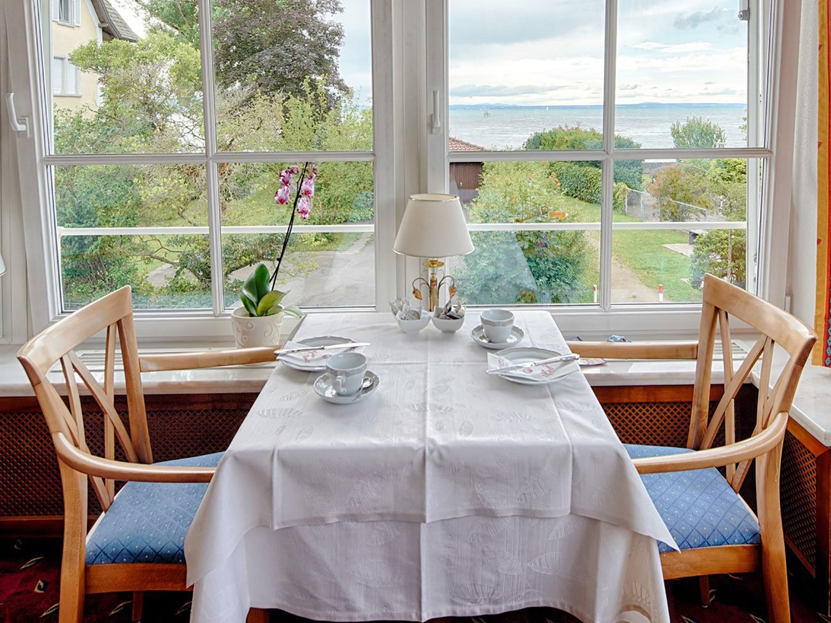 Ein Tisch im Restaurant der Seeperle mit Aussicht auf den Bodensee