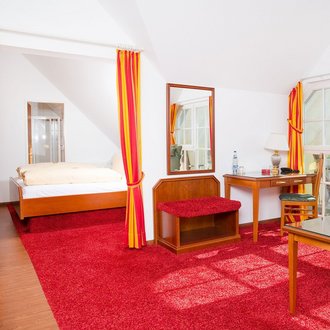 Junior-Suite mit seitlichem Seeblick des Hotels Seeperle am Bodensee.