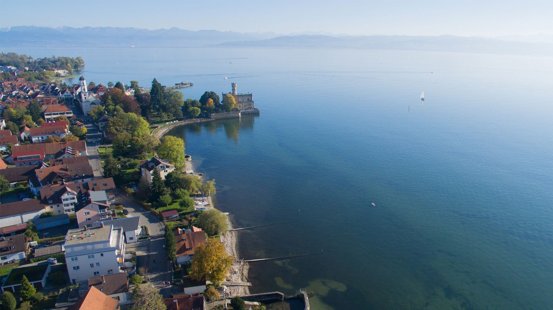 Der Bodensee in Langenargen fotografiert von oben.