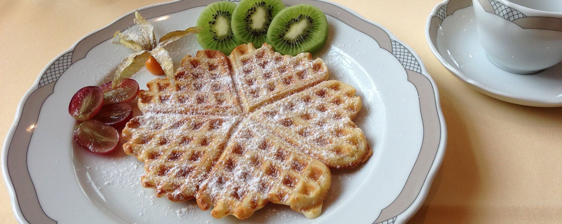 Waffeln mit einer Kiwi auf einem Teller