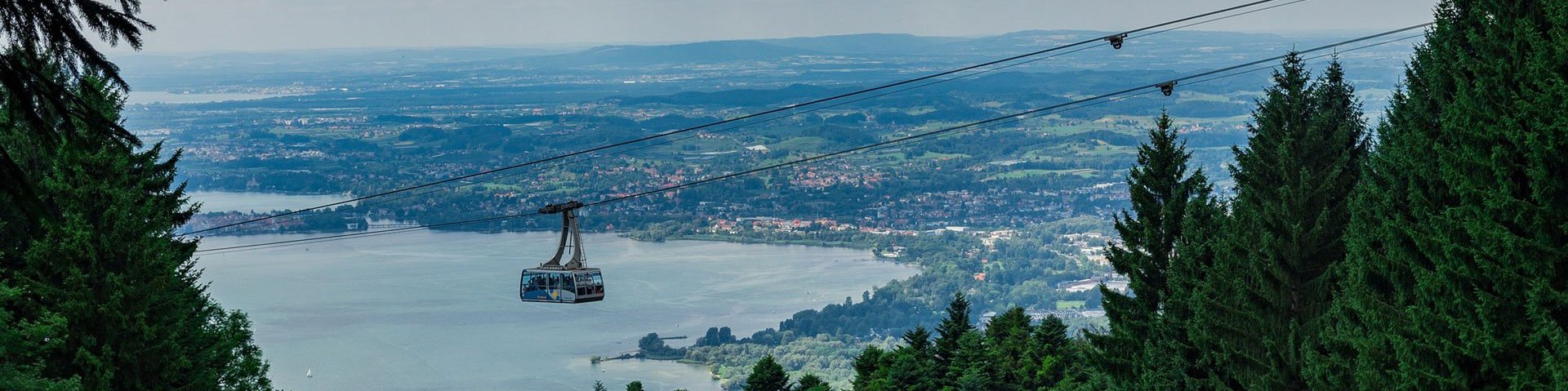 Der Bodensee vom Pfänder aus fotografiert. In mitten des Bildes ist diie Seilbahn zu sehen.